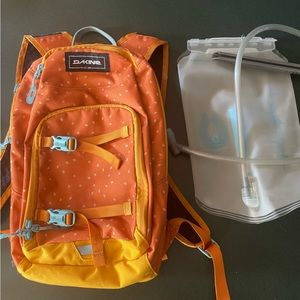 Dakine 8L hydration pack